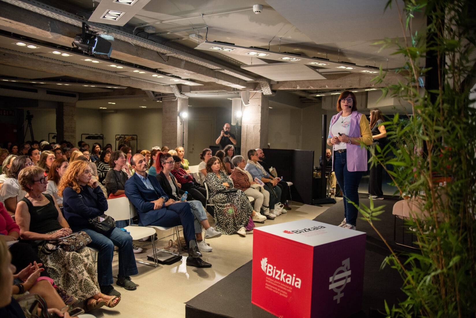 Mujeres en las redes | Marina Marroquí. Era digital y violencia sexual: Cómo prevenir y acompañar en la infancia y la adolescencia